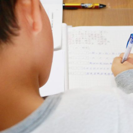 勉強する男の子