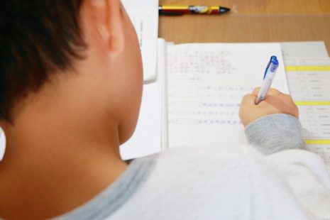 勉強する男の子