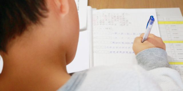 勉強する男の子 勉強する男の子