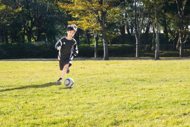 公園でサッカー